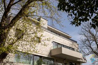 <p><span>Residentie Huize Stella is een kleinschalig nieuwbouwproject, ontworpen door Caan Architecten, en gelegen op een uitstekende locatie nabij De Sterre, het Miljoenenkwartier en het Sint-Pietersstation. U woont hier in een rustige, groene omgeving met een gemeenschappelijke parktuin, terwijl winkels, scholen, openbaar vervoer en belangrijke invalswegen zich in de directe nabijheid bevinden (Mobiscore: 9,5/10).</span></p>
<p><span>Deze exclusieve penthouse biedt ca. 180 m² bewoonbare oppervlakte en maar liefst 98 m² aan terrassen. De lichtrijke leefruimte met open keuken geeft rondom uit op de ruime terrassen met zicht op het groen. Er zijn twee volwaardige slaapkamers, elk met een ensuite badkamer. De master bedroom beschikt over maatkasten.</span></p>
<p><span>De afwerking is van hoog niveau met o.a. fineer eiken maatwerk, natuursteen (TRIPOLO), parket met massieve eiken toplaag en verdiepingshoge blokdeuren. Qua comfort geniet u van vloerverwarming, warmtepomp, zonnepanelen, airco, elektrische haard, zonwerende screens en een volledig geschilderde, instapklare afwerking.</span></p>
<p><span>Het gebouw beschikt over een huislift, ondergrondse parkeerplaatsen, private bergingen, fietsenberging en een buitenberging.</span></p>
<p><span>Prijzen exclusief berging en/of parking. Mogelijkheid tot aankoop aan 6% btw (onder voorwaarden), ook interessant voor investeerders bij verhuur op lange termijn.</span></p>
<p><span>Interesse? Contacteer Simon Coens – 0478 206 774</span></p>