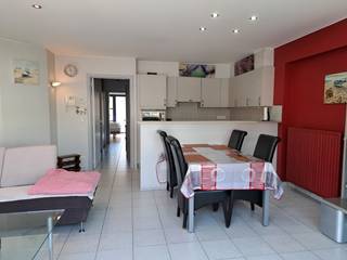 Appartement meublé de façon moderne avec vue latérale sur la mer à louer à l'année. Salon spacieux, <br />2 chambres à coucher 1 chambre avec lit double, 1 chambre avec 2 lits superposés X2P, salon, terrasse arrière, cuisine équipée avec lave-vaisselle et micro-ondes, salle de bain avec baignoire et lavabo, toilette séparée. <br />3ème étage avec ascenseur. Chauffage au gaz. Cave privée. Situé à 50 m du bord de mer. <br />+100 euro provision /mois.