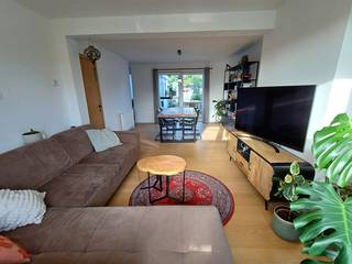 <p>Instapklare woning in centrum Geel. Het huis ligt aan het begin van een rustige doodlopende straat op amper 10 minuten wandelen tot de markt van Geel.</p><p>Gelijkvloers:<br />Via de inkomhal is er toegang tot het gastentoilet, de kelder en de lichtrijke leefruimte. Achterliggend aan de leefruimte is er de keuken met aparte keukenberging.</p><p>Eerste verdieping:<br />Nachthal met toegang tot 2 ruime slaapkamers en de badkamer met toilet, dubbele wastafel en douche.</p><p>Tweede verdieping:<br />Ruime zolderruimte die perfect kan dienen als derde slaapkamer.</p><p>Kelder</p>