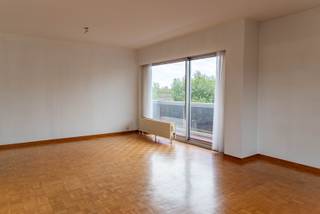 Gelegen op een centrale en gunstige locatie, met openbaar vervoer, winkels en diverse voorzieningen in de nabije omgeving. Het appartement bevindt zich op de 4de verdieping van een karaktervol gebouw.<br /><br />Het appartement omvat een aangename leefruimte, een keuken, badkamer, apart toilet en twee slaapkamers. Daarnaast beschikt het over een aangenaam terras. De ramen zijn voorzien van dubbele beglazing en er is centrale verwarming op gas.<br /><br />De maandelijkse gemeenschappelijke kosten bedragen €210 en omvatten water, gas, onderhoud en elektriciteit van de gemene delen.<br /><br />EPC: 172 kWh/m²