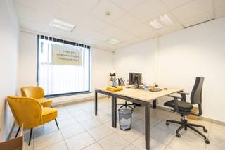 Centraal gelegen handelspand in Lier, momenteel verhuurd aan € 995,55 per maand, aangevuld met € 50 maandelijkse algemene kosten.<br /><br />Het pand omvat een winkelruimte van circa 48 m², een kantoor van circa 14,5 m², een uitgeruste keuken van circa 11 m² en een afzonderlijk toilet. De kantoorruimte kan mogelijk bij de winkelruimte worden gevoegd.<br />De garagebox biedt rechtstreekse toegang tot de winkel via een manuele sectionaalpoort en dient verplicht mee te worden aangekocht voor € 30.000.<br /><br />Individuele nutsvoorzieningen. Onroerende voorheffing ten laste van de huurder. EPC-label E. Interessante investeringsopportuniteit met onmiddellijke huuropbrengst.<br /><br />EPC: 20220526-0002611805-KNR-1