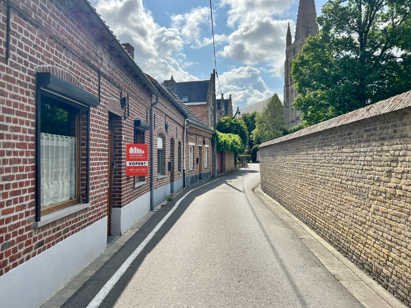 Te renoveren woning in de rustige dorpskern van Elverdinge. - foto 1