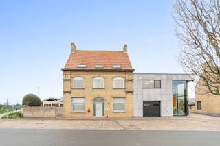 In Avekapelle (Veurne) vinden we deze woning met kantoorgebouwen en loodsen terug.WONING Bij binnenkomst bevindt zich een inkomhal met een...