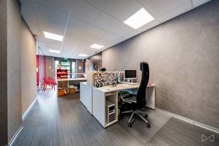 0484/06.1000 <br />À LOUER – Ensemble de Bureaux, Entrepôts & Showroom – Awans – Fonctionnel & Équipé<br /><br />Situé à Awans, dans un environnement professionnel accessible et pratique, ce site polyvalent est idéal pour une PME ou une entreprise cherchant à centraliser ses activités.<br /><br />Description de l’ensemble immobilier :<br /><br />5 bureaux spacieux et lumineux<br />Comptoir d’accueil pour recevoir vos visiteurs dans les meilleures conditions<br /> Salle de réunion entièrement dédiée à vos rendez-vous, présentations ou visioconférences<br />Entrepôts de stockage attenants, pratiques pour logistique et archivage<br />️ Cuisine commune à disposition de vos collaborateurs<br />Places de parking privatives juste devant le bâtiment<br />Possibilité de diviser le bien ou faire des bureaux partagés.<br />Espace showroom modulable et pouvant fonctionner de manière indépendante (avec accès séparé) peut être loué en plus à 800 euros<br />2700 euros ensemble pour l'ensemble de bureaux. Entrepôt 1000 euros<br /><br />⚡ Atout majeur : autonomie énergétique grâce à 70 panneaux photovoltaïques installés sur le site, permettant une quasi-autonomie en électricité – un avantage écologique et économique.<br />RC: 3504 euros<br /><br />Localisation : Awans (adresse complète communiquée sur demande)<br /><br />Ce bien représente une opportunité rare, alliant fonctionnalité, image de marque et économie d’énergie.<br /><br />Contactez-moi pour plus d’informations ou pour organiser une visite sur place au 0484/06.1000