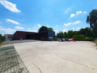 <strong>VLOT BEREIKBAAR </strong><strong>MAGAZIJN met TUSSENVERDIEP (+-170m² & +- 120m²)</strong> en <strong>LOODS (+-100m²) </strong>op een centrale ligging te <strong>OUDENAARDE. </strong>Het magazijn bevat heel wat ruimte en is ingericht met een <strong>EXTRA VERDIEPING</strong>.Daarbij beschikt u over een <strong>VERNIEUWDE, </strong><strong>HOGE INRIJPOORT (4M x 4,5M)</strong>, <strong>NIEUWE LICHTSTRAAT, ZONNEPANELEN (10.650Wp)</strong> waardoor u met gemak alles kan stockeren.<br /><br />Achteraan het perceel heeft u nog een loods met voldoende ruimte voor <strong>EXTRA STOCKAGE OF PARKEERPLAATSEN</strong>. Tenslotte is het pand gelegen nabij winkels en langs <strong>DE DRUKKE NEDERENAMESTRAAT</strong>, waardoor u veel <strong>VISIBILITEIT</strong> geniet. Het magazijn beschikt ook over <strong>SANITAIRE VOORZIENINGEN</strong> en een bureauruimte. <br /><br /><strong>Adres:</strong> Nederenamestraat 330 te Oudenaarde<br />Onmiddellijk beschikbaar<br />Huurprijs: € 2000,00/maand<br />EPC: 295kWh/m², UC: 2920689; Ag, Gvv, Gvkr, Vg; P-score: B, G-score: A