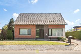 <strong>IDEALIS VASTGOED – Op te frissen eengezinswoning met 3 slaapkamers te Pelt (Lindel) mét bijhorend weiland. Deze woning omvat maar liefst +-148m² netto bewoonbare oppervlakte op een perceel van 10a 12ca (+ 20a 39ca weiland) met een ruime woonkamer, eetplaats, keuken, wasplaats, veranda/tuinkamer, badkamer, toilet, 3 slaapkamers en een zeer ruimte garage vlakbij de dorpskern van het Lindel, Pelt! Uiterst geschikt voor kandidaten op zoek naar een naar eigen wens te renoveren betaalbare woning.<br /><br />LIGGING: </strong><br />Deze woning is gelegen in een rustige woonstraat nabij het centrum van ‘t Lindel. De omgeving is rustig, groen én kindvriendelijk. De centrale ligging biedt een vlotte bereikbaarheid van scholen, supermarkten en andere commerciële gelegenheden.<br /><br /><strong>INDELING: </strong><br /><strong>Gelijkvloerse verdieping: </strong><br />– Inkom met trappenhal naar 1<sup>ste</sup> verdieping – slaapkamer 1 – woonkamer – eetplaats - keuken – wasplaats – badkamer met bad en lavabo– toilet – veranda –<br /><br /><strong>Bovenverdieping: </strong><br />– Overloop – slaapkamer 1 – slaapkamer 2 – bergzolder -<br /><br /><strong>Kelder:</strong><br /> – Droge kelder –<br /><br /><strong>Tuin: </strong><br />– Ruim perceel van 10a 12ca met zeer ruime garage –<br /><br /><strong>BIJZONDERHEDEN:</strong><br />- Zeer rustige woonbuurt<br />- Sfeervol en naar wens te renoveren woonhuis<br />- Aangename perceel (inclusief weiland aan overzijde straat 30a 51ca)<br />- Renovatieverplichting<br />- Stookolietank buiten werking gesteld<br />- Ramen vernieuwd in kunststof<br /><br /><strong>Stedenbouwkundige Inlichtingen:</strong><br />Bouwvergunning – Woongebied - Geen dagvaarding – Voorkooprecht – Geen verkavelingsvergunning<br /><br /><strong>E-peil: </strong> 1.226kWh/m²jaar <strong>met certificaatnummer:</strong> 20260508-0003864950-RES-1<br /><br /><strong>O-peil:</strong> niet overstromingsgevoelig gebied<br />P-score: A<br />G-score: A<br /><br /><strong>Benieuwd naar deze woning? Ons IDEALIS Team geeft U met plezier en steeds vrijblijvend de nodige informatie via e-mail, ter plaatse of op ons kantoor te Pelt.<br />Wenst U advies omtrent uw eigen woning? Graag plannen wij vrijblijvend met U een afspraak in om onze expertise met U te delen, steeds tot Uw dienst!!<br />Neem contact op met IDEALIS VASTGOED op 011/515 565 of mail naar info@idealisvastgoed.be!</strong><br /> 