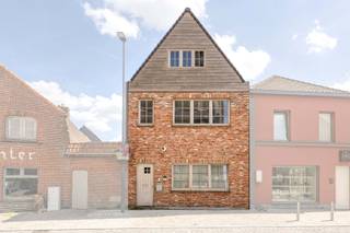 Rustig en centraal gelegen gezinswoning met een bewoonbare oppervlakte van ca. 170 m², gelegen in de dorpskern van Dentergem, vlakbij de kerk en het gemeentehuis. De woning geniet van een vlotte bereikbaarheid en bevindt zich op wandelafstand van lokale voorzieningen, in een aangename en landelijke omgeving.<br /><br />PLUSPUNTEN:<br />* GUNSTIGE CENTRALE LIGGING;<br />* TOTAALRENOVATIE 2010 | VOLLEDIG NIEUWE DAKCONSTRUCTIE 2024;<br />* ZONNEPANELEN 14 x 425 WP <br />* WARMTEPOMP (lucht/lucht) AIRCO/VERWARMING <br />* ENERGIEVRIENDELIJK | B-LABEL <br />* AUTOMATISCHE ZONWERING TWEEDE VERDIEPING<br />* MOGELIJKHEID TOT AANKOOP STAANPLAATS OP WANDELAFSTAND <br /><br />INTERIEUR:<br />U komt binnen via de inkomhal, die toegang geeft tot de lichtrijke woonkamer met open keuken. Dit betreft een ingerichte keuken met spoelbak, kookplaat, dampkap, oven met ruimte voor frigo. Verder beschikt het gelijkvloers over een praktische koele berging, een ruime wasplaats alsook een apart gastentoilet.<br /><br />Op de eerste verdieping bevinden zich 2 slaapkamers en een vernieuwde badkamer (2024) met dubbel lavabomeubel en inloopdouche. Tevens op dit verdiep een apart toilet. <br />Via een vaste trap bereikt u de tweede verdieping (volledig nieuw 2024), waar u de ruime derde (master) slaapkamer en een aparte bureauruimte terugvindt.<br /><br />EXTERIEUR: <br />Op het eerste verdiep is er een gezellig overdekt terras (7m²) waar het gezellig vertoeven is!