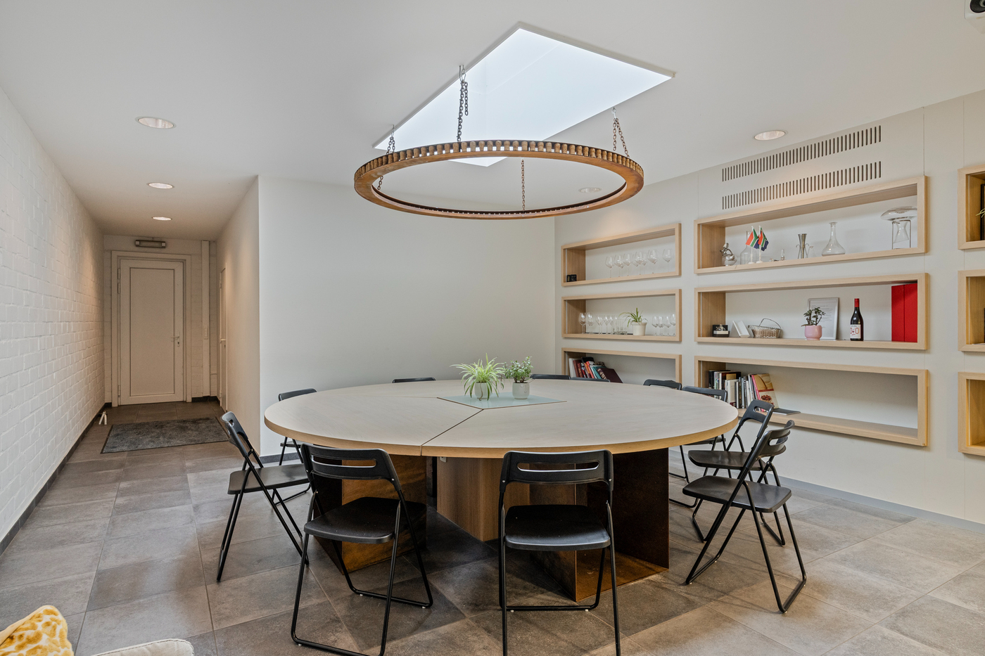 Veelzijdig opbrengstgebouw met handelspand, 3 appartementen, tuin en zwembad - photo 4