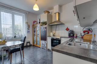 Pal in het centrum van Zottegem, aan de Hoogstraat, ligt in binnengebied dit appartement op de 1e verdieping in een kleinschalig gebouw van...
