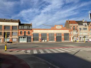 Projectgrond met vergunning voor gemengd project – Fobrux-site,<br /><br />Bent u op zoek naar een strategisch gelegen projectgrond met onmiddellijke ontwikkelingsmogelijkheden? Deze site van circa 2067 m² gekend als Fobrux, de oude metaalgieterij "Fobrux Haren", bevindt zich in het Buda-gebied in Vilvoorde, een stadsontwikkelingszone aan het water die volop in transitie is naar een duurzame en multifunctionele stadswijk.<br /><br />Vergunde projectgrond met architectenplannen voor gemengde invulling:<br />De huidige vergunning voorziet in de ontwikkeling van een combinatie van residentiële units en KMO-ruimtes.<br /><br />Er wordt een gedeeltelijke afbraak van de bestaande site en heropbouw voorzien van:<br />6 KMO-units <br />12 wooneenheden<br /><br />Ligging &amp; bereikbaarheid:<br />De site is uitstekend gelegen in de noordrand van Brussel:<br /><br />Op slechts 2 min. van de Ring (R0) en de A12 richting Brussel/Antwerpen<br /><br />5 min. rijden van station Vilvoorde, met directe treinverbindingen naar Brussel-Noord (10 min), Leuven en Mechelen<br /><br />Bushalte “Vilvoorde Buda” op wandelafstand, met lijnen naar o.a. station Vilvoorde, Zaventem en Grimbergen<br /><br />Nabij de toekomstige tramverbinding Ringtrambus (Brussels Airport ↔ Brussels Expo)<br /><br />Slechts 15 min. van Brussels Airport<br /><br />Onderdeel van de Buda-site:<br />De Fobrux-site maakt deel uit van de bredere Buda-zone, een strategisch herontwikkelingsgebied langs het kanaal,. Deze zone vormt een belangrijk onderdeel in de regionale stadsvernieuwingsplannen van Vilvoorde en Vlaanderen.