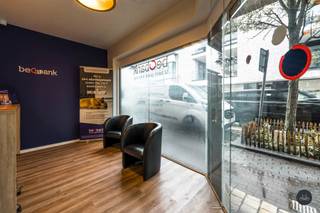 Meer info via info@homixx.be of 016/199.348<br /><br />Interessant handelspand op een toplocatie!<br /><br />Het handelspand is gelegen in het centrum van Haacht waardoor er vlakbij voldoende parkeermogelijkheden zijn. Parking Klapgat ligt op slechts 200 meter wandelafstand. <br /><br />Momenteel wordt het pand verhuurd als bankkantoor maar het is geschikt voor verschillende activiteiten. <br />Het pand is ingericht als kantoorruimte en voorzien van een grote vitrine aan de voorzijde en zijkant, een ontvangstbalie, twee à drie bureauruimtes, sanitair en een kitchenette . <br />De handige kelderruimte van +/- 60 m² biedt extra veel stockage ruimte. <br /><br />De maandelijkse huurprijs bedraagt 1.365 EUR + 110 EUR gemeenschappelijke kosten <br /><br />Ontdek snel deze prachtige opportuniteit en maak je afspraak via 016/199.348 of info@homixx.be