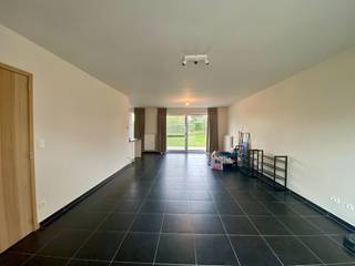 Deze recente en ruime halfopen bebouwing is gelegen in een rustige en aangename omgeving en biedt alle comfort voor wie op zoek is naar een kwalitatieve gezinswoning.<br /><br />De woning beschikt over 3 slaapkamers, een praktische carport en een ruime tuin waar het heerlijk vertoeven is. Dankzij de recente bouw geniet de woning van een moderne uitstraling en een aangename leefomgeving.<br /><br />Een ideale woning voor wie ruimte, comfort en rust wil combineren.<br /><br />Troeven:<br /><br />- Recente halfopen bebouwing<br />- 3 slaapkamers<br />- Ruime en aangename leefruimtes<br />- Carport<br />- Ruime tuin<br />- Rustige ligging<br />- Gunstig EPC label