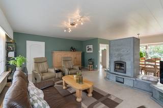 <strong>Instapklare gelijkvloerse woning met 4(5) slaapkamers en zicht op groen op een totale opp van 17a53ca</strong><br /><br />In het rustige en groene Mol Sluis vind je deze charmante gelijkvloerse woning die uitblinkt in ruimte, comfort en functionaliteit.<br />Met <strong>vier volwaardige slaapkamers</strong>, een <strong>vernieuwde keuken </strong>en een <strong>volledig bruikbare kelder</strong> is dit de ideale thuis voor wie comfortabel en rustig wil wonen.<br /><br />Bij binnenkomst kom je in de inkomhal, die meteen toegang biedt tot twee achter elkaar gelegen slaapkamers – perfect als slaapkamers, bureau of hobbyruimte.<br />De ruime en gezellige woonkamer is het hart van de woning, waar een <strong>speksteenkachel</strong> zorgt voor een warme, huiselijke sfeer.<br />Rolluiken aan de ramen zorgen voor <strong>extra comfort en privacy</strong>.<br /><br />De keuken werd recent volledig vernieuwd en uitgerust met <strong>kwalitatieve toestellen</strong>, waaronder een grote Amerikaanse koelkast – ideaal voor wie graag kookt en gezellig tafelt.<br /><br />De <strong>badkamer werd eveneens gerenoveerd</strong> en is voorzien van een dubbele lavabo, een moderne inloopdouche met regendouche en een frisse, hedendaagse uitstraling.<br />Daarnaast zijn er nog twee ruime slaapkamers, wat het totaal op vier volwaardige slaapkamers brengt.<br />Extra pluspunt is nog een aparte kamer die momenteel dienstdoet als <strong>wasruimte</strong>, maar indien gewenst ook als <strong>vijfde slaapkamer </strong>kan worden ingericht.<br />De wasruimte kan eenvoudig worden ingericht in de kelder, waar de aansluitingen voor water, elektriciteit en afvoer reeds aanwezig zijn.<br /><br />Via een zolderluik bereik je de <strong>praktische zolderruimte</strong>, die perfect dienst kan doen als extra bergruimte.<br />De vloer van de zolder is reeds geïsoleerd, wat bijdraagt aan het energiecomfort van de woning.<br /><br />Een absolute troef is de<strong> volledig onderkelderde structuur</strong> van het huis. De kelder is droog, volledig behandeld en daardoor ideaal als opslagruimte, werkplaats of hobbyruimte.<br />Vanuit de kelder heb je ook rechtstreeks toegang tot de <strong>inpandige garage</strong>.<br />Zoals hierboven vermeld, zijn hier de nutsvoorzieningen voorzien, wat het perfect mogelijk maakt om hier een volwaardige wasruimte te installeren.<br /><br />Buiten geniet je van een <strong>ruime, onderhoudsvriendelijke tuin </strong>met een<strong> extra garage</strong>, tuinhuis en houtberging – een droom voor wie graag buiten leeft of nood heeft aan extra ruimte.<br /><u><strong>Achter de woning ligt een natuurgebied, wat zorgt voor een groen uitzicht en een heerlijk gevoel van rust en privacy.</strong></u><br /><br /><em><u>Technische pluspunten zijn onder andere:</u><br />- Nieuwe verwarmingsketel<br />- Isolatie aanwezig in het dak en in de vloer van de keuken<br />- Rolluiken aan de ramen<br />- Goed onderhouden schilderwerken in de volledige woning</em><br /><br /><strong>De woning is gelegen in een rustige straat in Mol Sluis – een groene, aangename buurt met een centrale ligging.<br />Hier woon je in alle rust, maar toch dichtbij winkels, scholen en verbindingswegen.</strong><br /><br /><em>Interesse in deze woning? Neem vrijblijvend contact op voor meer informatie of een bezichtiging. </em>