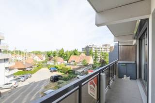 Koksijde : Ontdek dit appartement met één aparte slaapkamer, ideaal als vaste woonst, tweede verblijf of investering. Het appartement beschikt...