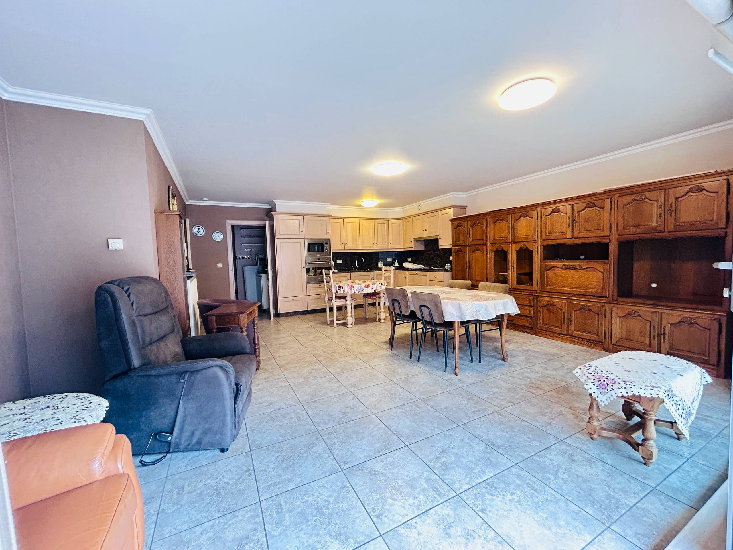Verzorgd appartement met ruime garage op 50m van de markt. - foto 4