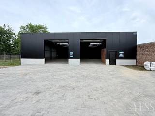 <h3>2 kwalitatieve nieuwbouwloodsen met parkeerplaats!</h3>
<p>Ontdek deze 2 functionele en duurzaam afgewerkte nieuwbouwloodsen, ideaal voor opslag, atelier, showroom of ambachtelijke activiteiten. Beide units zijn uitgerust volgens hedendaagse normen en bieden een uitstekende combinatie van ruimte, veiligheid en comfort. De loodsen zijn bestemd voor niet-hinderlijke bedrijven, kleine en middelgrote ondernemingen.</p>
<h4><span><strong>Loods 1 – 216,16 m² + P9</strong></span>: <strong>€285.000 excl. kosten</strong></h4>
<h4><span><strong>Loods 2 – 195,83 m² + P10</strong></span>: <strong>€259.000 excl. kosten<br /><br />Mogelijkheid extra parking P 8: 3000€ excl. kosten</strong></h4>
<h3>Troeven:</h3>
<ul>
<li>Geen WVI grond</li>
<li>Brandklasse C</li>
<li>Inclusief RWA-installatie</li>
<li>Duurzaam groendak</li>
<li>Bij elke loods inbegrepen: 1 privatieve buitenstaanplaats voor de loods</li>
<li>Mogelijkheid tot aankoop van extra staanplaats(en)</li>
<li>Geschikt voor diverse professionele doeleinden</li>
<li>Ruime regenwaterputten</li>
</ul>
<p>Dankzij de kwalitatieve afwerking en praktische indeling vormen deze loodsen een interessante investering voor eigen gebruik of verhuur.</p>
<p>Interesse? Contacteer ons vrijblijvend voor meer info of een bezoek ter plaatse.<br />Info@yess-vastgoed.be / 050 33 59 03</p>