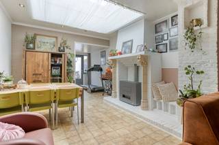 Een super gezellige stadswoning nabij het centrum van Kortrijk....<br /><br />We komen binnen in de hal en vinden vooraan de vernieuwde keuken die volledig is ingericht. De living is super gezellig met oa de gashaard en zeer lichtrijk door de grote koepel. Van hieruit kunnen we ook naar de gezellige stadstuin. <br />Op het gelijkvloers vinden we verder nog de gerenoveerde badkamer met dubbel lovabomeubel, toilet en inloopdouche. <br />Op de eerste verdieping vinden we 2 ruime slaapkamers. De 2e verdieping werd recent volledig vernieuwd en bevindt zich onder het dak. Een zeer ruime en leuke kamer met eigen lavabo en toilet!<br />Er is eveneens een zeer handige kelder aanwezig! <br /><br />Verwarming op gas. <br />Overal ramen met dubbele beglazing. <br />De voorbije jaren werden een heel aantal renovaties uitgevoerd (keuken, badkamer, elektrische installatie,....). Tevens werd het dak volledig vernieuwd, super geïsoleerd en langs de binnenkant afgewerkt tot een prachtige slaapkamer. <br />Er is een keuring van een conforme elektrische installatie en geen renovatieplicht! <br /><br />Een instapklare woning op een zeer goed ligging met op wandelafstand het Kon. Astridpark, het centrum van Kortrijk, de Leie, Kortrijk Weide (met Lago),.... <br />Kortom dé ideale starterswoning in het bruisende Kortrijk!