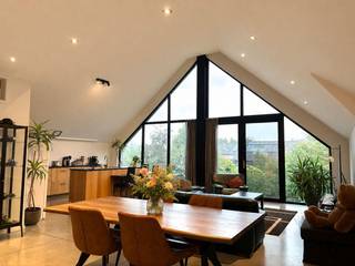 <p>Ruime energiezuinige woning met garage van 110 m² – Londerzeel</p><p>Vraagprijs: € 595.000</p><p>Op een rustige en aangename locatie in de Limmersweg te Londerzeel bevindt zich deze moderne, energiezuinige woning uit 2016. Met een opgegeven bewoonbare oppervlakte van 310 m² op een perceel van 435 m² combineert deze eigendom hedendaags wooncomfort met uitzonderlijk veel ruimte en mogelijkheden.</p><p>Indeling</p><p>De eerste verdieping omvat het volledige woongedeelte met een ruime, gezellige living + woonkamer een open en volledig ingerichte keuken, 3 slaapkamers, een badkamer met ligbad en inloopdouche + apart toilet.</p><p>Op het gelijkvloers bevindt zich een indrukwekkende multifunctionele garage van maar liefst 110 m², ook voorzien van vloerverwarming. Ideaal voor meerdere voertuigen, hobby's of als werk- en opslagruimte voor zelfstandigen. Daarnaast is er een praktische was- en bergruimte met toilet.</p><p>De kelderverdieping biedt nog eens 125 m² bijkomende ruimte, perfect voor opslag, hobby's of materiaal.</p><p>Dankzij de royale oppervlakte en praktische indeling biedt de woning eveneens mogelijkheden tot kangoeroewonen.</p><p>Energiezuinig en comfortabel</p><p>Met EPC-label A is deze woning uitgerust met moderne technieken:</p><p>- 22 zonnepanelen (ca. 9 kW)<br />- Thuisbatterij (10 kWh)<br />- Lucht-waterwarmtepomp<br />- Vloerverwarming met koelfunctie<br />- Vloerverwarming op gelijkvloers en 1ste<br />- Niko Home Control<br />- Alarmsysteem</p><p>Rustige en gunstige ligging</p><p>De woning bevindt zich in een rustige woonwijk met scholen en supermarkt op wandelafstand. Ook een treinstation ligt in de nabije omgeving, wat zorgt voor een vlotte bereikbaarheid.</p><p>Extra troeven</p><p>De uitzonderlijke garage- en kelderruimte maken deze eigendom bijzonder interessant voor gezinnen, zelfstandigen, hobbyisten en liefhebbers van wagens of motoren.</p><p>Indien gewenst kan de aanwezige inboedel gedeeltelijk of volledig worden overgenomen, in onderling overleg.</p>