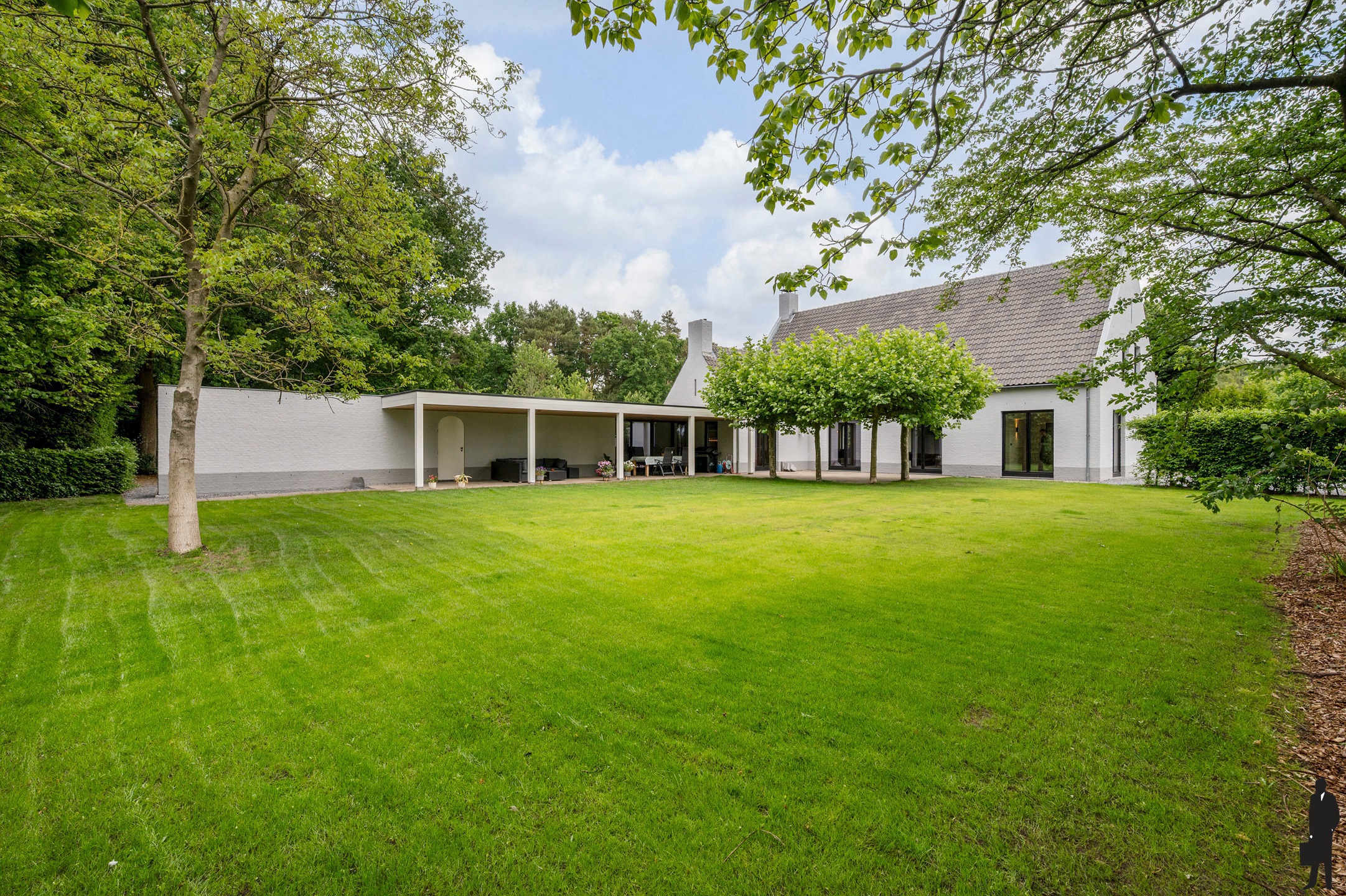 Gerenoveerde villa op 1.900 m² nabij de Nederlandse grens - foto 1
