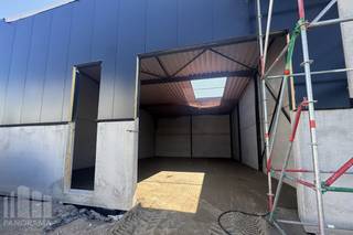<strong>Nieuwbouw KMO-unit</strong> te koop met een oppervlakte van <strong>216 m² </strong>en<strong> 2 privatieve parkeerplaatsen</strong>.<br />De loods maakt deel uit van het bedrijvenpark Buda, een modern KMO-park gelegen langs de Budasteenweg 26 in Machelen, op een strategische locatie vlakbij de Ring van Brussel (R0). Dit biedt uitstekende verbindingen naar zowel het centrum van Brussel als belangrijke autosnelwegen, ideaal voor bedrijven die mobiliteit en logistieke efficiëntie centraal stellen.<br /><br />Binnen het park kan een<strong> nieuwbouwproject van +/- 1.480 m²</strong> gerealiseerd worden, volledig op maat van de koper. Het gebouw biedt tal van mogelijkheden: het kan als één geheel worden ontwikkeld of opgesplitst worden in meerdere units, afhankelijk van de specifieke noden van de eindgebruiker. Hierdoor is het project geschikt voor<strong> zowel kleine als middelgrote bedrijven</strong>, actief in uiteenlopende sectoren. Daarnaast bestaat de mogelijkheid om een mezzanine toe te voegen, wat extra flexibiliteit biedt in het gebruik van de ruimte.<br /><br />De combinatie van flexibiliteit in bouwopties, een toplocatie vlakbij logistieke en economische hubs, en een aantrekkelijke, professionele omgeving maakt<strong> Bedrijvenpark Buda</strong> een uitstekende keuze voor groeiende ondernemingen.<br />Mogelijkheid tot aankopen van privatieve parkeerplaatsen. <strong>Ruime parkeermogelijkheid </strong>op het verharde terrein.<br /><br />Voor meer informatie, plannen of een vrijblijvend plaatsbezoek kan u terecht bij<strong> PANORAMA B2B</strong> op <strong>0477 30 40 05</strong>
