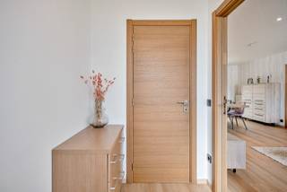 Deze toffe gezinswoning is een echte topper! Je krijgt een halfopen laagbouwwoning op een centrale en toch rustige ligging.<br /><br />De woning is gelegen in een doodlopende straat en geniet van een perceeloppervlakte van 536 m². Door de grootte van het perceel kan je op elk moment van de dag van de zon genieten in de tuin! Deze woning is steeds zeer goed onderhouden en beschikt over een gunstig EPC-label (label C)! Recent werd de elektriciteit volledig conform gemaakt en onderging de woning diverse opfrissingswerken. De constructie van deze woning is solide en kwaliteitsvol waardoor zeker kan zijn van jouw aankoop. Bovendien is deze woning asbestveilig!<br /><br />De woning onderging reeds diverse energiebesparende maatregelen. Zo wordt de woning verwarmd met een condensatieketel op aardgas en is er een zonnepaneleninstallatie mét certificaten tot 2031.<br /><br />De woning is praktisch ingedeeld. Je betreedt de woning via de inkomhal en gastentoilet. De ruime en lichtrijke leefruimte met aansluitende open keuken vormen het hart van deze woning en bieden je een fijn uitzicht op de tuin. De aangebouwde ruime veranda biedt je heel wat extra potentieel. Naast de keuken vinden we een berging/wasplaats en een ruime inpandige garage met ingebouwde kastenwand. <br /><br />Via de leefruimte komen we in de nachthal die toegang geeft aan drie slaapkamers en een badkamer met inloopdouche. Onder het dak bevindt zich nog een zolderruimte.<br /><br />De woning beschikt over een praktische en gemakkelijk te onderhouden tuin met ruime aparte tuinberging!<br /><br />TROEVEN:<br />- Asbestveilig<br />- Doodlopende straat<br />- 100% instapklaar<br />- Solide constructie<br />- Zonnepanelen met certificaten<br />- Elektriciteit is conform<br />- Ruime woning<br />- Volwaardige slaapkamers<br /><br />Info en bezoek mogelijk na afspraak via www.danimmo.be, info@danimmo.be of 0485 604 991.