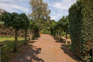 <p><span>Robuuste vrijstaande villa met royale ruimtes en talrijke mogelijkheden op een gegeerde locatie in Schoten</span></p><p><span>Aan de Kasteeldreef, in een rustige en groene woonomgeving op wandelafstand van winkels, scholen en openbaar vervoer, vindt u deze degelijk gebouwde villa op een royaal perceel van ca. 1.085 m².</span></p><p><span>Wie binnenkomt, merkt het meteen: hier is ruimte! De inkomhal met gastentoilet leidt naar een bijzonder zonnige en ruime leefruimte met zicht op de tuin. Verder biedt het gelijkvloers een ingerichte keuken met eethoek, twee volwaardige slaapkamers, een badkamer en een inpandige garage.</span></p><p><span>De grote verdieping vormt een echte troef: hier creëert u moeiteloos meerdere bijkomende slaapkamers en een tweede badkamer. Daarnaast beschikt de woning over een ruime kelder met verschillende bergingen praktische opslagruimte die u in hedendaagse nieuwbouw zelden nog terugvindt.</span></p><p><span>De zonnige tuin met tuinhuis en oprit maakt het geheel af.</span></p><p><span>Deze villa werd destijds gebouwd met degelijke materialen en een solide structuur: een betrouwbare basis om volledig naar eigen smaak te renoveren en in te richten. De combinatie van het ruime perceel, de genereuze volumes en de uitbreidingsmogelijkheden maakt dit een uitzonderlijke opportuniteit op een toplocatie.</span></p><p><span>Interesse?</span><span><br />Bent u op zoek naar een ruime, degelijke woning met veel potentieel in Schoten? Contacteer ons gerust voor meer informatie of om een bezichtiging in te plannen.</span></p><p><span>*De vermelde bewoonbare oppervlakte is gebaseerd op de bruikbare vloeroppervlakte zoals vermeld op het EPC-verslag.</span></p><p><span> </span></p>