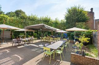 <p>Karaktervol horecapand met authentieke molenelementen, woonst en uitbreidingsmogelijkheden</p><p>Op een uitstekende locatie nabij het centrum van Zottegem bevindt zich dit unieke horecapand, gevestigd in een voormalige molen. Het pand werd in 2025 smaakvol gerenoveerd en is onmiddellijk klaar voor een nieuwe uitbating.</p><p>De horecazaak beschikt over een gezellige verbruiksruimte met plaats voor meer dan 40 gasten, een polyvalente zaal voor ongeveer 50 personen en een ruim, zonnig terras. De volledig uitgeruste professionele keuken en de vernieuwde, conforme elektrische installatie zorgen ervoor dat u zonder bijkomende investeringen van start kunt gaan. Een extra commerciële troef is dat de uitbating volledig vrij van brouwer is, waardoor u als ondernemer alle vrijheid geniet om uw eigen concept en assortiment uit te bouwen.</p><p>De authentieke molenelementen geven dit pand een uitzonderlijk karakter. Via een glazen vloerplaat krijgt u een unieke inkijk op de oude molen, wat zorgt voor een sfeervolle en verrassende beleving.</p><p>Ook naar de toekomst toe biedt dit eigendom heel wat mogelijkheden. Er is potentieel om een aparte loft te creëren, het bijgebouw een nieuwe functie te geven en de ondergrondse verdieping met de authentieke molenstenen verder in te richten als uitbreiding van de horecazaak.</p><p>Naast het handelsgedeelte beschikt het pand over een verzorgd en comfortabel privégedeelte waar het aangenaam wonen is. De woning omvat een mooie, volledig uitgeruste keuken, een ruime en lichtrijke leefruimte, prachtige badkamer, bureau, wasplaats, twee ingerichte slaapkamers en biedt bovendien de mogelijkheid om extra slaapkamers te creëren. De gezellige buitenruimte vormt de ideale plek om na een drukke werkdag in alle rust te ontspannen.</p><p>Kortom, een uitzonderlijk eigendom waar wonen en ondernemen perfect samengaan. Ideaal voor wie onmiddellijk wil starten met een café, bistro of restaurant, maar ook tal van mogelijkheden biedt voor een eigen horecaconcept.</p><p>Een pand met karakter, geschiedenis en toekomstpotentieel dat u absoluut moet ontdekken.</p><p>Contacteer Femke via femke@immobeguin.be voor meer informatie of een bezoek.</p>