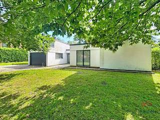 <p><b>EVERBERG - ARMENDAAL</b> - Mooie villa, gerenoveerd in 2016 en voorzien van alle moderne comfort. Gelegen in de elegante woonwijk Armendaal in Everberg, vlakbij de Duitse, Britse en Amerikaanse internationale scholen, uitstekende verbinding met Brussel/Leuven via de E40. Alarminstallatie, waterontharder en ventilatiesysteem, nieuw dak (2022).</p>
<p><b><u>Begane grond</u>:</b></p>
<ul>
<li>Entreehal van ± 8,5 m² met gastentoilet</li>
<li>Slaapkamer 1 van ± 15 m²</li>
<li>Slaapkamer 2 van ± 18 m² met aangrenzende badkamer</li>
<li>Woonkamer van ± 55 m²</li>
<li>Open keuken van ± 28 m²</li>
<li>Voorraadkamer van ± 7 m²</li>
<li>Carports</li>
<li>Terras, tuin, tuinhuisje</li>
<li>Wasruimte van ± 6 m²</li>
</ul>
<p><b><u>1e verdieping</u></b>:</p>
<ul>
<li>Slaapkamer 3 van ± 16 m²</li>
<li>Slaapkamer 4 van ± 20 m²</li>
<li>Doucheruimte (douche, wastafel, toilet)</li>
</ul>
<p>Beschikbaar op 01/09/2026</p>
<p>EPB: C</p>