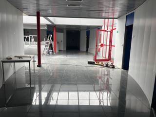 Showroom / kantoor ca. 600m² met veel lichtinval te Malle- ruime parking- kitchenette- sanitair- verwarming op gas...