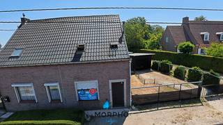 Landelijk gelegen in Arisdonk te Waarschoot vinden we deze halfopen woning met drie kamers, een garage en een bijgebouw op een ruim perceel van <strong>1.332 m²</strong>.<br />De eigendom biedt verschillende mogelijkheden. U kunt de bestaande woning grondig renoveren en volledig naar eigen smaak herinrichten. Ook afbraak en de oprichting van een nieuwe halfopen woning kunnen worden onderzocht, steeds onder voorbehoud van de nodige vergunningen en de geldende stedenbouwkundige voorschriften.<br />De gelijkvloerse verdieping omvat een leefruimte met zit- en eetgedeelte, een afzonderlijke keuken, een was- en bergruimte, een badkamer met douche en wastafel en een apart toilet.<br />Op de verdieping bevinden zich drie kamers. Twee kamers worden momenteel gebruikt als slaapkamer en de derde kamer als dressing. Deze kan eveneens worden ingericht als extra slaapkamer, bureau of hobbyruimte.<br />De bestaande woning heeft een bruto vloeroppervlakte van circa <strong>88 m² </strong>en vraagt een grondige energetische, technische en esthetische renovatie. Een interessante opportuniteit voor wie op zoek is naar ruimte, een landelijke omgeving en de mogelijkheid om een volledig eigen woonproject te realiseren.<br />Buiten beschikt de eigendom over een diepe tuin, een garage en een bijgebouw.<br /><br /><strong>Technische informatie:</strong>
<ul>
	<li>EPC-label F – 1.138 kWh/(m² jaar)</li>
	<li>Renovatieverplichting van toepassing bij behoud van de woning</li>
	<li>Asbestattest: niet-asbestveilig</li>
	<li>P-score A en G-score A</li>
	<li>Geen beschermd of vastgesteld erfgoed</li>
	<li>Geen aanwijzingen voor bodemverontreiniging</li>
	<li>Niet-geïndexeerd KI: €198</li>
</ul>
Deze eigendom wordt aangeboden met een startprijs van <strong>€295.000.</strong> De prijs vormt het vertrekpunt voor de verkoop. De verkoper behoudt steeds de vrijheid om een bod al dan niet te aanvaarden.<br />Ziet u het potentieel van deze renovatiewoning of nieuwbouwmogelijkheid? Contacteer Morpho Vastgoed voor meer informatie of een bezoek ter plaatse.<br /><strong>Morpho Vastgoed – Connecting You To Happy Homes</strong>