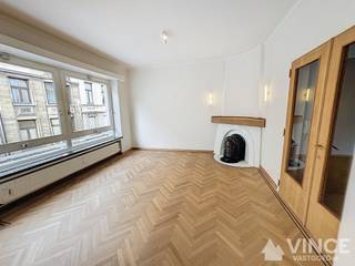 Ontdek dit ruime appartement in een van de meest gewilde buurten van de stad! Gelegen in de Van Schoonbekestraat, geniet je van een rustige omgeving met alle voorzieningen binnen handbereik.<br /><br />Hoofdkenmerken:
<ul>
<li> Ruimtelijk en Licht: Dit appartement biedt een overvloed aan ruimte, met een royale living die is voorzien van een prachtige visgraat parketvloer, perfect voor een stijlvolle inrichting. De sfeervolle kachel is enkel als sier maar voegt een warme uitstraling toe aan het geheel.</li>
<li>Moderne Keuken: De moderne keuken biedt toegang tot een gezellig terrasje, ideaal voor ontspanning.</li>
<li>Twee Slaapkamers en een Bureau: Met twee slaapkamers en een aparte ruimte voor een bureau is er voldoende ruimte voor een gezin, gasten of een thuiskantoor.</li>
<li>Luxueuze Badkamer: De badkamer beschikt over een inloopdouche,.</li>
<li>Extra Opbergruimte: Een kelder biedt extra opbergruimte voor al je spullen.</li>
<li>Leuke Tuin: Een gezellige tuin is inbegrepen in de prijs, waar je gebruik van kunt maken mits je deze goed onderhoudt. Geen zin om te onderhouden? Geen probleem, dan heb je geen toegang tot de tuin.</li>
<li>Optionele Garage: Een garage kan optioneel bij gehuurd worden.</li>
</ul>
<br />De gemeenschappelijke kosten bedragen €235, waarvan €135 voor water en verwarming zijn inbegrepen (afhankelijk van het aantal personen). Ook inbegrepen zijn het wassen van de buitenramen en het poetsen van de gang, zodat je altijd in een schone omgeving vertoeft.<br /><br />Mis deze kans niet om te wonen in een prachtig appartement op een unieke locatie! Neem vandaag nog contact met ons op voor een bezichtiging.