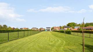 Op een perceel van maar liefst 3.947 m² bevindt zich deze hoogwaardige, moderne recente woning die ruimte, privacy en kwaliteit perfect...