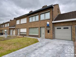Deze verzorgde woning is gelegen in het midden van de Oogststraat. Een aangename en kindvriendelijke buurt te Kuurne.Bij het betreden van de woning...