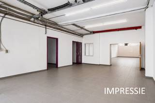 Op zoek naar een eigendom met tal van mogelijkheden? Dan is deze woning op een centrale locatie met een vlotte verbinding naar omliggende gemeenten en belangrijke invalswegen wel iets voor u!<br /><br />Achter de gevel schuilt een eigendom met bijzonder veel potentieel. Op het gelijkvloers bevindt zich een zeer ruim magazijn (235m²) dat tal van mogelijkheden biedt voor zelfstandigen, hobbyisten, opslag of een combinatie van wonen en werken.<br /><br />De eerste verdieping omvat het woongedeelte met een gezellige leefruimte, aansluitende eetkamer en ingerichte keuken voorzien van onder meer een inductiekookplaat, vaatwasser, koelkast en combi-oven. Verder vindt u hier een slaapkamer, een badkamer met inloopdouche en een afzonderlijk gastentoilet. De absolute blikvanger is het ruime zonneterras waar u in alle rust kunt genieten van de buitenlucht. <br /><br />Op de bovenste verdieping bevindt zich een indrukwekkende polyvalente ruimte met bad. Deze verdieping biedt tal van mogelijkheden en kan perfect ingericht worden als extra slaapkamers, hobbyruimte, bureau...<br /><br />Troeven:<br />+ Centrale ligging nabij het centrum van Lier<br />+ Gunstig EPC B<br />+ Zolder biedt mogelijkheden tot extra slaapkamer(s)<br />+ 1 of meerdere slaapkamers<br />+ Ruim magazijn met tal van gebruiksmogelijkheden<br />+ Gezellige leefruimte met veel lichtinval<br />+ Groot zonnig terras<br /><br />Interesse in deze woning? Contacteer ons via 03 337 50 70 of info@vbvastgoed.be voor een afspraak ter plaatse of meer info.