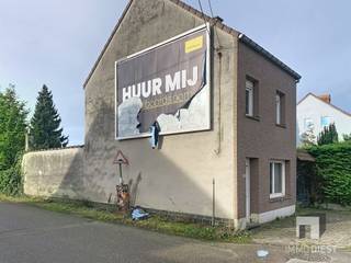 Deze woning in Diest (Webbekom) biedt een praktische en charmante uitvalsbasis voor gezinnen of starters. Het pand beschikt over een solide basis...