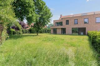 Ruim en energiezuinig nieuwbouw gelijkvloersappartement (128 m²) met tuin in het centrum van Brecht.Verkoop onder registratierechten (mogelijk 2% bij...
