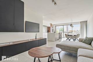 In een landelijke omgeving vindt u deze duurzame, kwaliteitsvolle en moderne BEN-nieuwbouwwoning van 2024, gebouwd volgens de strengste energienormen en uitgerust met alle moderne technische voorzieningen. De woning werd luxueus afgewerkt en biedt u op het gelijkvloers een inkomhal, een berging, een apart toilet, een lichtrijke living, een moderne, tijdloze en volledig uitgeruste keuken met quooker kraan en een grote berging/wasplaats. Op de eerste verdieping zijn er 2 slaapkamers waarvan 1 met op maat gemaakte dressing, een apart toilet en een badkamer met inloopdouche, bad en dubbele lavabo. Op de tweede verdieping zijn er nog 2 grote slaapkamers en een ruime zolder met schuiftrap. Leuk terras en tuin met zicht op de achterliggende weilanden. Carport voorzien van elektriciteit. Gemeenschappelijke fietsenberging. Bovendien beschikt de woning over de allerlaatste technieken zoals vloerverwarming/koeling met geothermische warmtepomp, 12 zonnepanelen, videofonie, conforme elektriciteit en ventilatiesysteem D. In de nabijheid van diverse fiets- en wandelroutes en recreatiedomein De Ster. Goede verbinding naar E17 en N16. Verkoop onder stelsel van registratierechten. Aarzel dus niet en ontdek samen met ons deze luxueus afgewerkte woning.