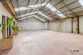 Bent u op zoek naar een uniek magazijn gecombineerd met een stijlvolle kantoorruimte? Dan is deze locatie zeker een bezoek waard!Bij binnenkomst...