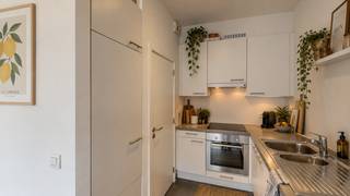 <p>Appartement gelegen in Residentie Beethove met mooi <strong>zuid terras</strong> en parkeergelegenheid.<br /><br />Centraal gelegen nabij de directe tramverbindingen naar alle wijken van de stad en de uitvalswegen. <br /><br />Indeling: Inkomhal met gastentoilet en handenwasser. Vanuit de hal toegang tot een uiterst <strong>zonnige leefruimte</strong> voorzien van natuurtegels. Toegang tot een zuid gericht terras. Geïnstalleerde keuken met aansluitend een berging met aansluitingen voor was- en droogautomaat.</p>
<p><strong>2 slaapkamers</strong> en een badkamer voorzien van een ligbad combinatie douche en een dubbele wastafel.</p>
<p>Kelderberging (nr 3) inbegrepen. Ruime <strong>fietsenberging</strong> en <strong>gemeenschappelijke tuin</strong></p>
<p><strong>Autostaanplaats</strong> (nr 35) verplicht bij te huren aan 125 €/maand</p>
<p><strong><span></span></strong></p>