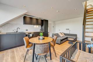 Voor meer info of een bezoek, bel 053 59 49 33 - In het centrum van Geraardsbergen vinden we deze volledig gerenoveerde duplex terug. Deze...
