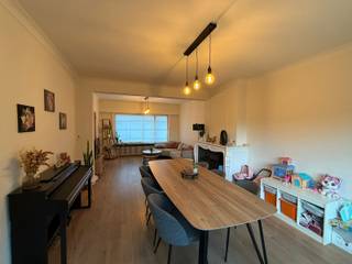 Lichtrijke en ruime, gerenoveerde woning met vier slaapkamers en tuin in de directe nabijheid van scholen, station, winkels...INDELING:GELIJKVOERS:...