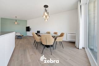 Dit aangename appartement op de eerste verdieping geniet van een gunstige ligging in Wingene, op korte afstand van winkels, scholen en andere dagelijkse voorzieningen.<br /><br />Het appartement omvat een inkomhal met apart toilet, een ruime en lichtrijke leefruimte, een volledig uitgeruste keuken en een praktische berging.<br />Verder zijn er twee slaapkamers en een badkamer met dubbele wastafel en inloopdouche. Dankzij de twee ruime terrassen is er bovendien heel wat aangename buitenruimte aanwezig. Het appartement is uitgerust met een ventilatiesysteem type D.<br /><br />Daarnaast bestaat de mogelijkheid tot het bijhuren van een garage aan € 75 per maand.<br />Een comfortabel en praktisch appartement op een vlot bereikbare locatie!<br /><br /><strong>Ook wild geworden van deze thuis? <br />Twijfel niet langer en leg vandaag nog uw bezoek vast! </strong>