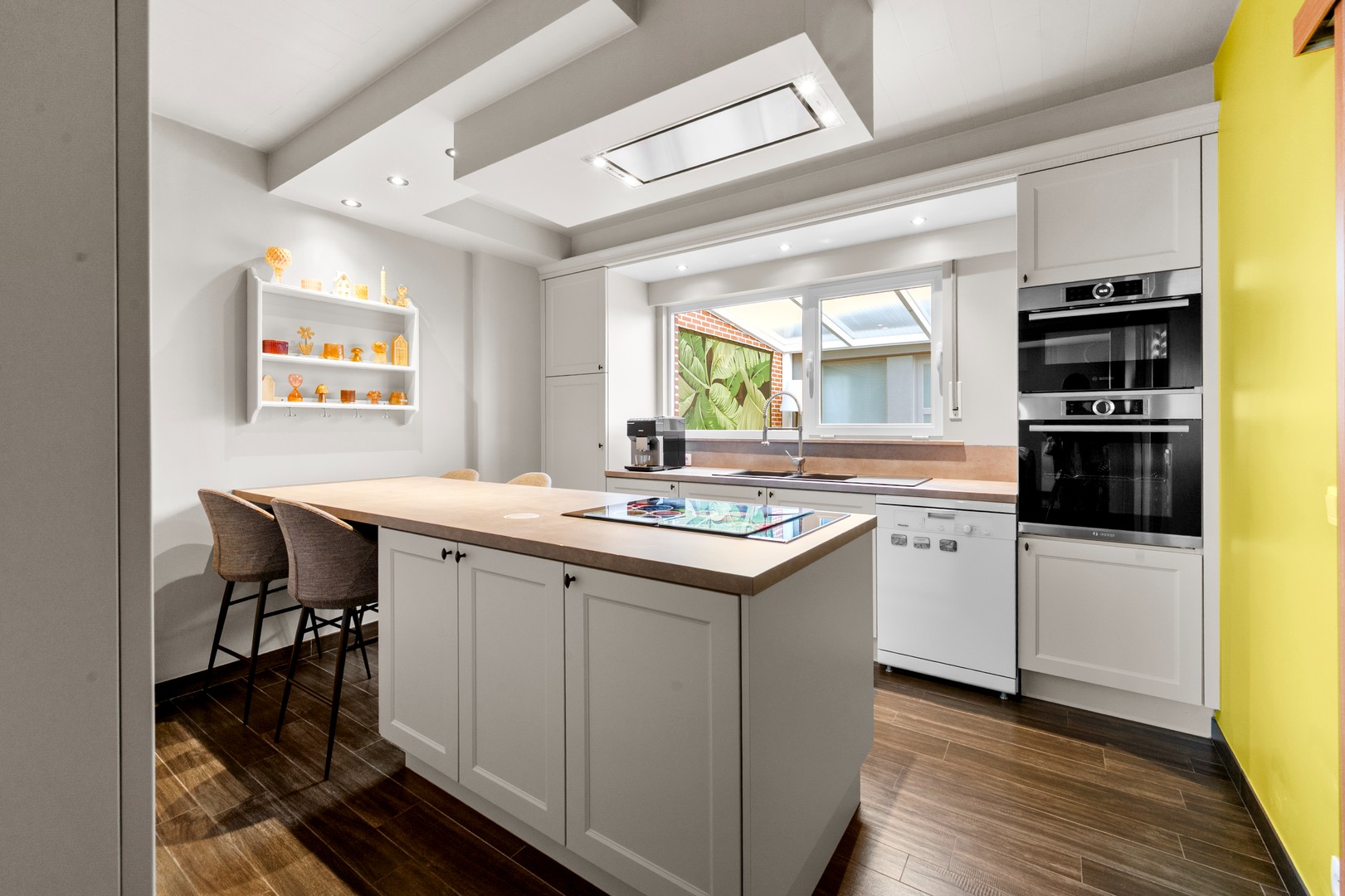 Gerenoveerde half open bebouwing in een rustige omgeving met tuin, garage en 2 opritten! - foto 4