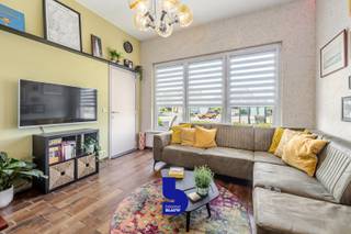 Instapklare gerenoveerde gezinswoning met 3 slaapkamers, zonnige tuin en zonnepanelen in Oostende-Stene. <br /><br />Bent u op zoek naar een instapklare gezinswoning waar rust, ruimte en comfort centraal staan? Dan zal deze charmante woning in Oostende-Stene u ongetwijfeld weten te bekoren.<br /><br />Gelegen in een uiterst rustige doodlopende straat, in een groene en kindvriendelijke woonwijk aan de rand van de stad, geniet u hier van een aangename woonomgeving met alle voorzieningen binnen handbereik. Winkels, scholen, openbaar vervoer en de belangrijkste invalswegen van Oostende bevinden zich op een korte afstand, waardoor u zowel de rust als een uitstekende bereikbaarheid combineert.<br /><br />Bij het betreden van de woning komt u in de inkomhal die toegang biedt tot de kelderverdieping. Hier bevinden zich een praktische berging, een afzonderlijk toilet en een extra slaapkamer die eveneens perfect kan dienen als bureau, hobbyruimte of logeerkamer.<br /><br />Op het gelijkvloers vormt de ruime open leefruimte het hart van de woning. De gezellige zit- en eetruimte vloeien naadloos in elkaar over en worden afgewerkt met een stijlvolle bamboevloer en een modern spanplafond. De volledig ingerichte keuken sluit hier mooi op aan en is uitgerust met alle hedendaagse toestellen.<br /><br />De eerste verdieping beschikt over twee ruime slaapkamers en een smaakvol ingerichte badkamer met een inloopdouche, toilet en een design lavabomeubel. Op de tweede verdieping bevindt zich nog een volwaardige slaapkamer die tal van mogelijkheden biedt als master bedroom, tienerkamer of thuiskantoor.<br /><br />Ook buiten is het heerlijk vertoeven. De woning beschikt over een verzorgd voortuintje en een zonnige, aangelegde achtertuin die bovendien ook bereikbaar is langs de achterzijde, wat een extra praktische troef vormt. Het luxueuze tuinhuis zorgt voor bijkomende opbergruimte of kan ingericht worden als gezellige buitenruimte.<br /><br />De woning werd met zorg gerenoveerd en is volledig instapklaar. Dankzij de zonnepanelen geniet u bovendien van een lagere energiefactuur. De achtergevel werd afgewerkt in crepi, wat de woning een verzorgde en eigentijdse uitstraling geeft.<br />Deze ruime gezinswoning combineert een rustige ligging met een centrale bereikbaarheid en biedt alle comfort voor wie zorgeloos wil wonen. Een ideale thuis voor gezinnen of voor wie op zoek is naar een instapklare woning met veel ruimte en een zonnige tuin.