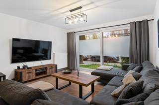 <p>In een aangename, groene woonwijk ontdek je dit prachtig instapklare, gelijkvloers appartement. Dit is een buurt waar je ten volle kan genieten van het stedelijk gemak, met snelle verbindingen via openbaar vervoer, fiets en auto. Daarnaast kan je hier ook heerlijk tot rust komen dankzij de gezellige wandelpaden in de ‘IJsvogel groenzone’ en nabijgelegen parken.</p>
<p>Je komt binnen via de inkomhal met gastentoilet, voorzien van een mooie laminaatvloer welke naadloos doorloopt tot in de zonnige leefruimte. Aansluitend heb je de moderne open keuken, die niet enkel een tijdloos en strak design geniet maar eveneens functioneel werd uitgerust. Verder beschik je hier over maar liefst 2 slaapkamers (15,50 m² & 10 m²) waarvan de kleinste toegang biedt tot een Zuid-gerichte buitenruimte van 37 m² - hier geniet je dus een hele dag optimaal van het zonnetje! De trendy badkamer met een ruime inloopdouche, lavabo en aansluitingen voor was- en droogmachine, deze blinkt bovendien uit in een stijlvolle marmeren-look.</p>
<p>Tot slot is er nog een mogelijkheid voor het aankopen van een ondergrondse <strong>autostaanplaats</strong> à € 25.000,00 – kortom, nooit meer parkeerstress voor jou!</p>
<p><strong>Maandelijkse kosten: </strong>provisie van € 120,00 (inclusief water, elektriciteit, schoonmaak en onderhoud gemene delen, syndicus,…) – met een jaarlijkse afrekening.</p>
<p><strong>Technische gegevens: Kelderberging </strong>aanwezig! Centrale verwarming op gas (individueel), HR-beglazing in PVC.</p>
<p><strong>Stedenbouwkundige inlichtingen en bodemattest aanwezig. Asbestveilig (maar mogelijks niet asbestvrij). Bevindt zich niet in een risicozone voor overstromingen (P-score B en G-score A). Renovatieverplichting niet van toepassing. </strong></p>