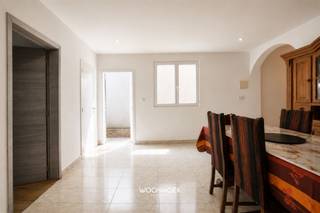 <p><span>Cette maison étonnamment spacieuse offre un agencement bien pensé, des espaces de vie agréables et de nombreuses possibilités pour ceux qui recherchent une maison familiale confortable. Avec quatre chambres, deux salles de bains, un jardin ensoleillé et une terrasse sur le toit, vous profiterez ici d’un espace généreux et d’un grand confort de vie.</span></p><p><span>Le hall d'entrée donne accès au salon convivial, qui communique avec la cuisine fonctionnelle. Au rez-de-chaussée se trouvent également une première salle de bains et une chambre. Depuis la cuisine, vous accédez à la terrasse et au jardin ensoleillé, où vous pourrez profiter en toute tranquillité de la vie en plein air. Le niveau inférieur abrite également le garage.</span></p><p><span>Le premier étage dispose de deux chambres à part entière et d’une deuxième salle de bains. Vous avez également accès à l’agréable terrasse sur le toit, un atout supplémentaire pour profiter du soleil à tout moment de la journée.</span></p><p><span>Au deuxième étage, vous trouverez une pièce de passage pratique pouvant parfaitement servir de bureau, de dressing ou de salle de loisirs, ainsi qu’une quatrième chambre confortable.</span></p><p><span>Cette maison constitue un excellent point de départ pour ceux qui aiment mettre la main à la pâte et souhaitent la moderniser entièrement selon leurs goûts. Veuillez noter que ce bien est soumis à une obligation de rénovation, ce qui offre également l’opportunité d’investir dans une maison économe en énergie et tournée vers l’avenir.</span></p><p><span>Chez Woonhoek Vastgoed, nous serons ravis de vous accompagner grâce à des conseils personnalisés et une approche professionnelle. Vous vous demandez si cette maison deviendra votre nouveau chez-vous ?</span></p><p><span>Organisez facilement votre visite en ligne, par téléphone au <strong>09 310 77 07</strong> ou par e-mail à l'adresse </span><span><strong>info@woonhoekvastgoed.be</strong></span><span>.</span></p>