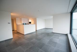 Dit zeer milieuvriendelijke BEN -appartement (E17 - peil, - 24 kwh / m² jaar !) werd afgewerkt met duurzame en luxueuze materialen. Het appartement is voorzien van alle comfort: keuken met inbouwtoestellen, vloerverwarming, wandverwarming, zonnepanelen en warmtepomp! <br />Indeling: ruime lichtrijke leefruimte met open keuken, voorzien van alle nodige comfort, aansluitende berging/wasplaats, nachthall met 2 slaapkamers, ruime badkamer en apart toilet. Zongericht terras met zonnewering en vliegenraam aanwezig! Carport en buitenberging aanwezig!<br />Algemene kosten inbegrepen in de huurprijs.<br />Oppervlakte appartement:112 m2 + 29 m2 terras!