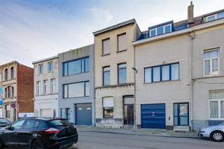 This house with 4 bedrooms and courtyard for sale is located on the Tweemontstraat in Deurne. In the immediate vicinity are stores, schools,...