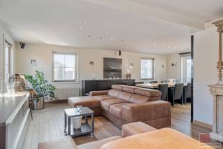 Deze ruime, landelijke en vrijstaande woning, gelegen op een perceel van 786 m², biedt een bewoonbare oppervlakte van circa 214 m². De woning...