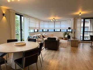 Ontdek dit ruim en lichtrijk appartement op de tweede verdieping van een verzorgd gebouw in de Molenstraat, centraal gelegen in Antwerpen. Met een bewoonbare oppervlakte van maar liefst 113 m², een doordachte indeling, kwalitatieve afwerking en aangename lichtinval biedt dit appartement een ideale combinatie van comfort en ruimte. Bovendien beschikt het appartement over airconditioning, een private garagebox en een gunstig EPC B-label, wat bijdraagt aan een energiezuinige woonervaring.<br /><br />GA NAAR WWW.DEBOERENPARTNERS.BE OM RECHTSTREEKS UW ONLINE AFSPRAAK IN TE PLANNEN<br /><br />Indeling:<br />Inkomhal met gastentoilet<br />Ruime en lichtrijke leefruimte met grote raampartijen<br />Volledig uitgeruste open keuken met kwalitatieve toestellen<br />Twee aangename terrassen die zorgen voor extra buitenruimte en veel natuurlijk licht<br />Master bedroom met ingemaakte kasten<br />Tweede volwaardige slaapkamer<br />Derde slaapkamer / bureau / kinderkamer<br />Badkamer met ligbad, douche en dubbele lavabo<br />Praktische berging<br /><br />De ruime leefruimte vormt het absolute hart van het appartement. Dankzij de grote raampartijen geniet u hier van een overvloed aan natuurlijk licht, wat zorgt voor een aangename en open sfeer. De moderne open keuken sluit naadloos aan op de leefruimte en is volledig uitgerust voor optimaal wooncomfort.<br /><br />De drie slaapkamers bieden tal van mogelijkheden voor gezinnen, koppels of wie een extra ruimte wenst als bureau of hobbykamer. De badkamer is uitgerust met een ligbad, douche en dubbele lavabo en combineert comfort met functionaliteit. Daarnaast zorgt de aanwezige airconditioning voor een aangenaam binnenklimaat tijdens warme zomerdagen.<br /><br />Bijzonderheden:<br />EPC B<br />Airconditioning aanwezig<br />Garagebox inbegrepen in de huurprijs<br />Algemene kosten: €200/maand inclusief water<br />Beschikbaar vanaf 1 augustus<br /><br />GA NAAR WWW.DEBOERENPARTNERS.BE OM RECHTSTREEKS UW ONLINE AFSPRAAK IN TE PLANNEN